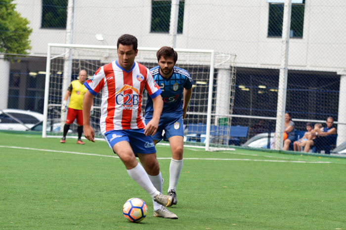 O jogador Fábio Fernandes Cardoso (e), do Lesionados FC, anotou o primeiro gol da competição, no duelo contra a equipe do Coroas C