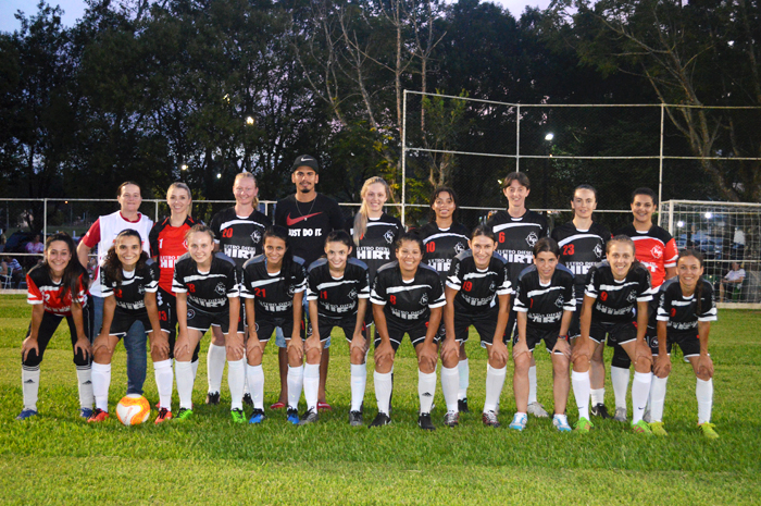 Equipe da Eletro Disel Hirt travou um duelo sensacional com o elenco das Malaguetas, mas no final comemorou a vitória. Foto: José Roberto Gasparotto/Revista Encontro com o Esporte/Site www.jrgasparotto.com