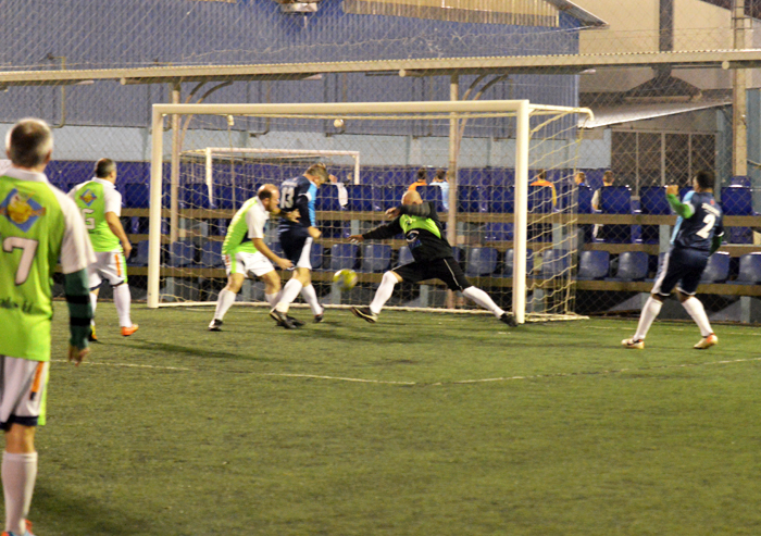 Papão Giovanella (c), do Galera/Móveis Zagonel, está marcando o primeiro gol de seu time diante do Renegados FC. 