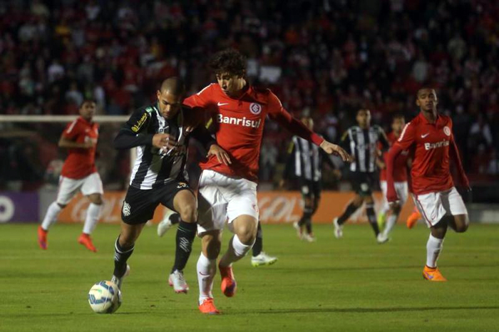 Inter de Rodrigo Dourado (d) não saiu do empate sem gols diante do Figueirense e continua sem vencer fora de seus domínios no Brasileirão 2015. Foto: Marco Favero/Agência RBS.