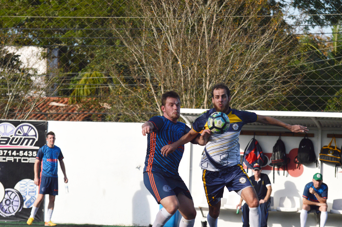 Alexandre Piccinini (d), do UFC/AgroPneus, marcou dois gols, na vitória do seu time diante do Galera/Móveis Zagonel