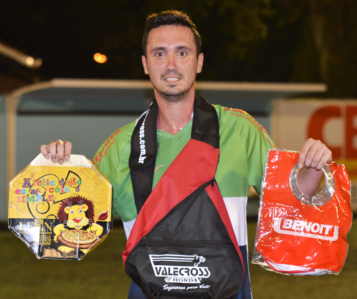 O jogador Daniel Dalpian dos Santos, do Renegados FC/Vidroauto, foi escolhido o Craque do Jogo, no duelo contra o Taurus FC/Di Nápoli, no sábado (17), no interno de minifutebol do Clube Esportivo Sete de Setembro – Copa Sete/STR/CBM. Daniel marcou gol e comandou a vitória do seu time, confirmando a liderança da competição. Pela sua atuação, recebeu os brindes da Benoit, Valecross, Chef Leon Pizzaria e Docile, na promoção coma Revista Encontro com o Esporte e site www.jrgasparotto.com