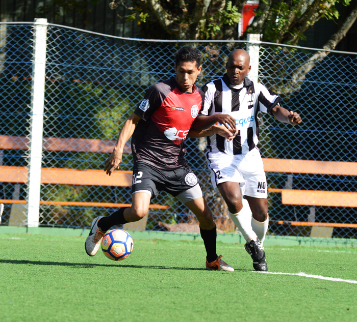 Equipe do No Migué/Fora D’ Sério, do jogador Beibe (d), foi derrotada pelo time do Metralhas FC