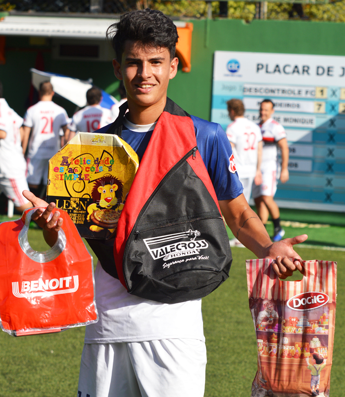 O jogador Nicolas Kieling, da equipe Peladeiros, foi escolhido o Craque do Jogo, no duelo contra o Dínamo, no sábado (17), no interno de minifutebol do Clube Tiro e Caça – Copa CTC/Construtora Diamond. Nicolas deixou sua marca de artilheiro em três oportunidades e deu assistências para seus companheiros de time, que resultaram em outros gols. Pela sua atuação, recebeu os brindes da Valecross, Docile, Benoit e Chef Leon Pizzaria, na promoção com a Revista Encontro com o Esporte e site www.jrgasparotto.com