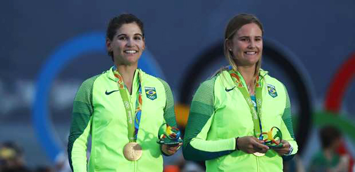 Martine Grael e Kahena Kunze conquistaram a medalaha de ouro na regata 49erFX. 