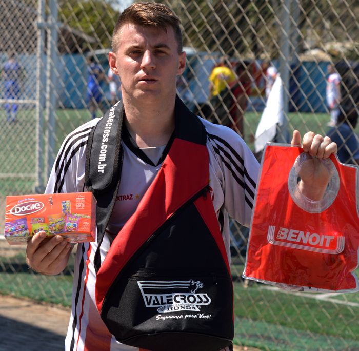 O jogador Lucian Baum Nicaretta, do Alcatraz/Marciano Multimarcas, foi escolhido o Craque do Jogo, no embate contra a equipe do Real Madruga, na tarde de sábado (17), no interno de minifutebol do Clube esportivo Sete de Setembro – Copa Sete/STR/CBM. A “fera”, mesmo com problemas no joelho, vem atuando pelo seu time nos últimos compromissos e não tem feito bonito. Nesta partida marcou dois gols de puro oportunismo. Pela sua atuação, levou os brindes da Docile, Valecross e Benoit, na promoção com a revista Encontro com o Esporte e site www.jrgasparotto.com