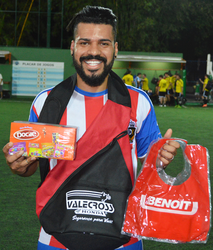 O jogador Junior Borges Rodrigues Haefliger, da equipe do DK FC foi escolhido o Craque do Jogo, no duelo contra o time do Maragatos, sábado (17),na 2ª fase do interno de minifutebol do Clube Tiro e Caça – Copa CTC/Espaço3 Arquitetura. Junior marcou dois gols, serviu de “garçom” para seus companheiros de time e ajudou na marcação quando o adversário esboçava alguma reação. Pela sua atuação, recebeu os brindes da Benoit, Valecross  Docile, na promoção com a Revista Encontro com o Esporte e site www.jrgasparotto.com