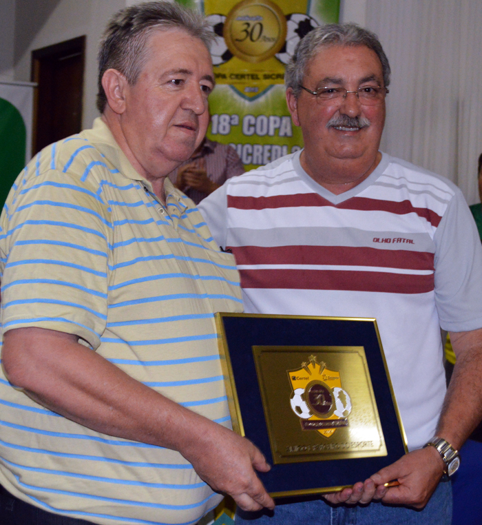 Erineo Henenmann (d) recebeu de Volnei Kochhann uma placa de Amigo do Esporte.