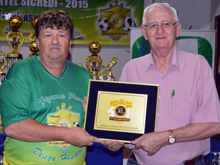 Sílvio Landmeier (d) recebeu de Nestor Scheibel uma placa de Amigo do Esporte.