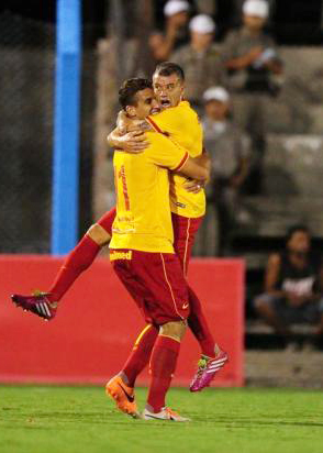 Rafael Moura recebe o abraço do capitão D'Alessandro depois de abrir o placar para o Inter. Foto: Ricardo Duarte/Agência RBS. 