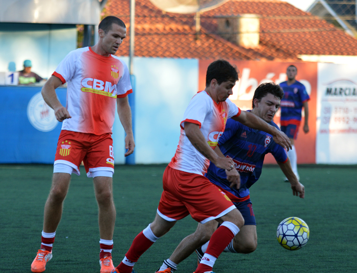 Lucas Decker (e) e Cristian Klein (c ), do Tabajara, noi duelo contra Maurício Rocha (d), do Coringa.