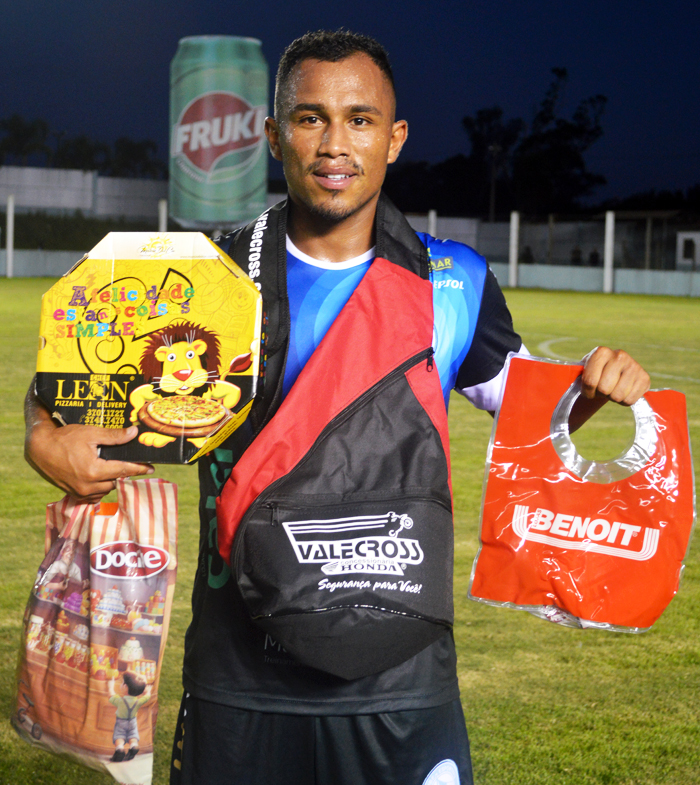 O jogador Eliemar Lopes Lima, o “Cidinho”, do Clube Esportivo Lajeadense, foi escolhido o Craque do Jogo, no duelo contra o time do Panambi, no domingo (19), às 17h, no Estádio Alviazul. Cidinho marcou o gol que deu a vitória para o Lajeadense, e de quebra deixou o representante do Vale do Taquari na 3ª colocação do Grupo B, da Divisão de Acesso. Pela sua atuação, recebeu os brindes da Pizzaria Chef Leon, Docile, Valecross e Benoit, na promoção com a Revista Encontro com o Esporte e site www.jrgasparotto.com