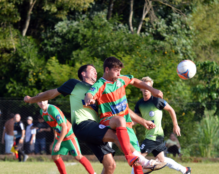 Lukinhas (d) teve boa participação na partida, inclusive deixando sua marca de artilheiro diante do Guarani de Igrejinha. 