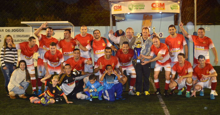 Equipe do Tabajara/CBM comemora o título de campeão da Série Ouro