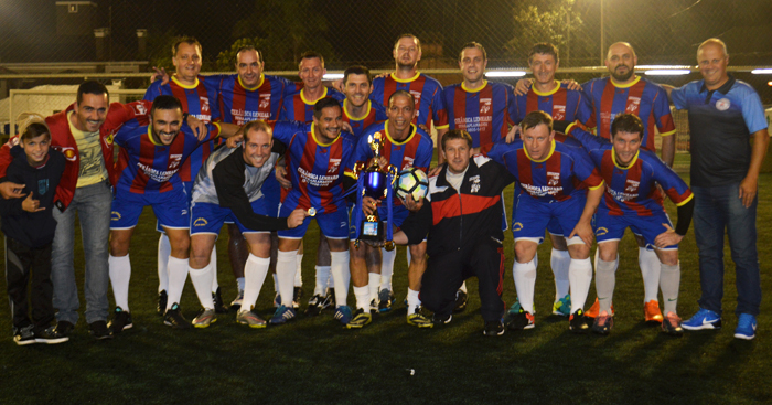 Equipe do Polêmicos/Kamikazi posou com o troféu de campeão da Série Prata