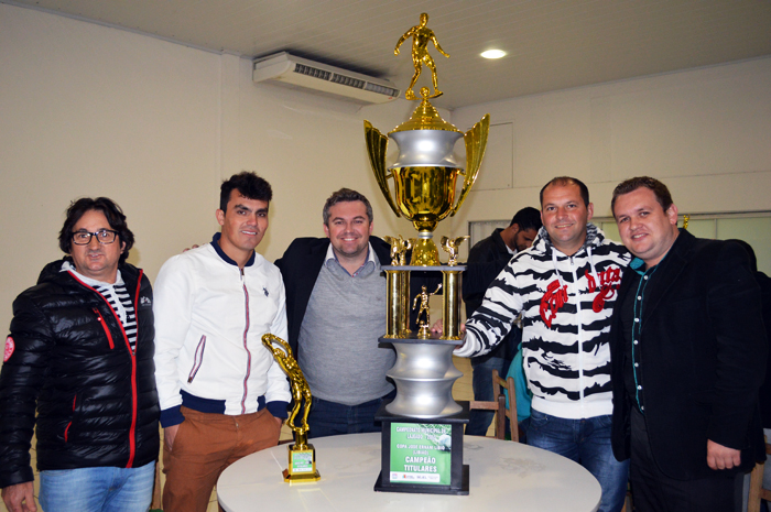 Integrantes da SER São Cristóvão com o troféu de campeão da categoria titular. 