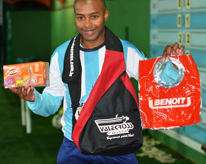 O jogador Vagner Luis da Silva, O “Piki”, do Dream Team/Marciano Multimarcas foi escolhido o Craque do Jogo, no duelo contra a equipe do Coroas Mirim/Charrua, no sábado (18), em partida válida pela 9ª rodada do interno de minifutebol do Clube Tiro e Caça – Copa CTC/Espaço3 Arquitetura. Piki demonstrou que é pé quente e tem faro de gol. Ele saiu do banco para garantir o empate de seu time, deixando sua marca de artilheiro faltando 16 segundos para o apito final do árbitro Fabrício Neves Correa. Pela sua atuação, recebeu os brindes da Valecross, Benoit e Docile, na promoção com a Revista Encontro com o Esporte e site www.jrgasparotto.com