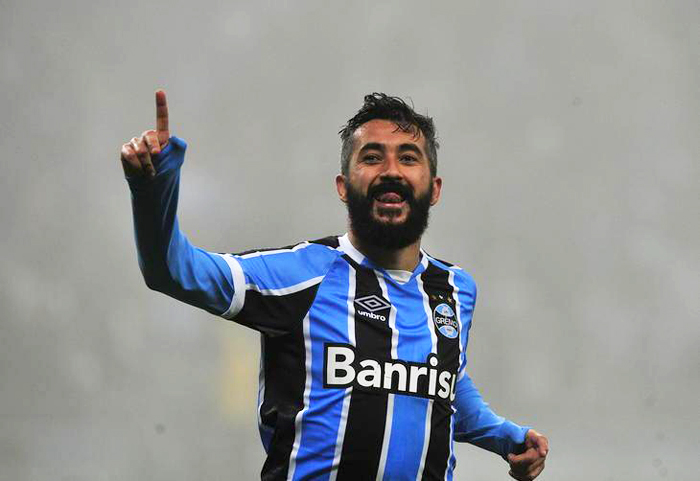 Douglas marcou um dos gols do Grêmio na vitória contra o Cruzeiro. Foto: Mateus Bruxel/Agência RBS. 