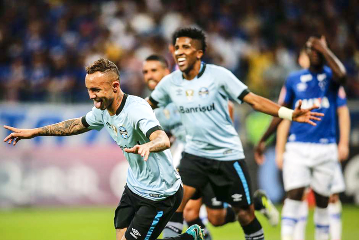 Everton aproveitou rebote e anotou o primeiro gol do Grêmio diante do Cruzeiro. Foto: Cristiane Mattos/Futura Press 