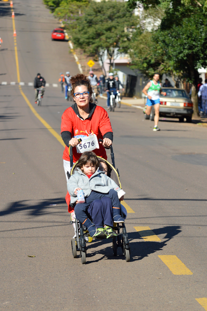 Mamãe aproveitou para levar seus filhos para dar uma caminhada. 