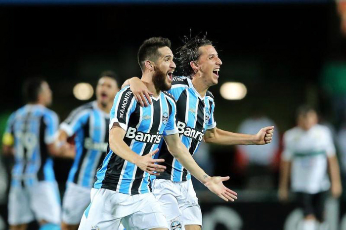 Marcelo Oliveira (e) marcou um golaço na vitória do Grêmio diante do Coxa. Foto: Heuler Andrey/Dia Esportivo/Estadão Conteúdo. 