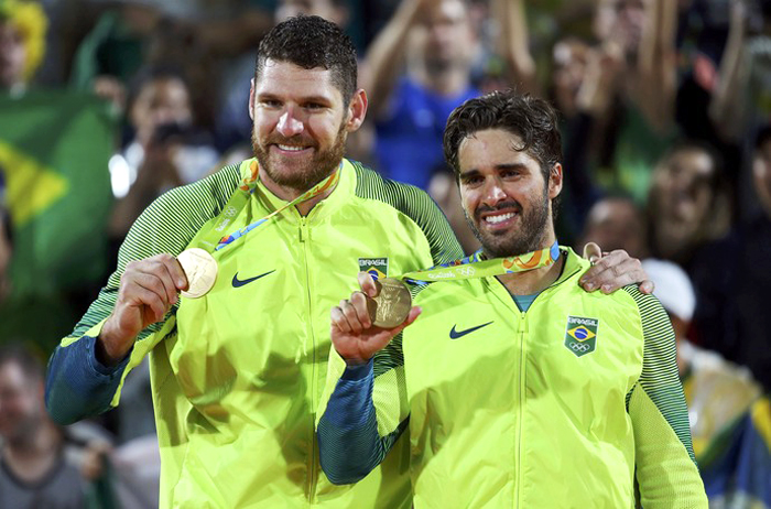 Dupla escancara sorrisos e exible as medalhas douradas. Foto: Murad Sezer/Teuters.