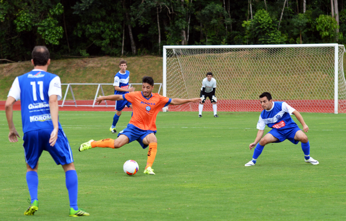 Vandinho (e), abriu o placar para O Lajeadense na primeira etapa. 