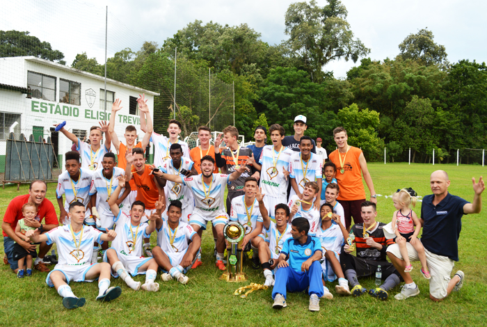 Equipe sub 16 do Clube Esportivo Lajeadense comemora a conquista da taça de campeão do Campeonato Regional Serrano de Escolinhas. Foto: José Roberto Gasparotto 