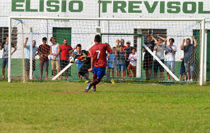 Lucão está defendendo a cobrança do jogador Amazonas do Caxias. Foto: José Roberto Gasparotto. 