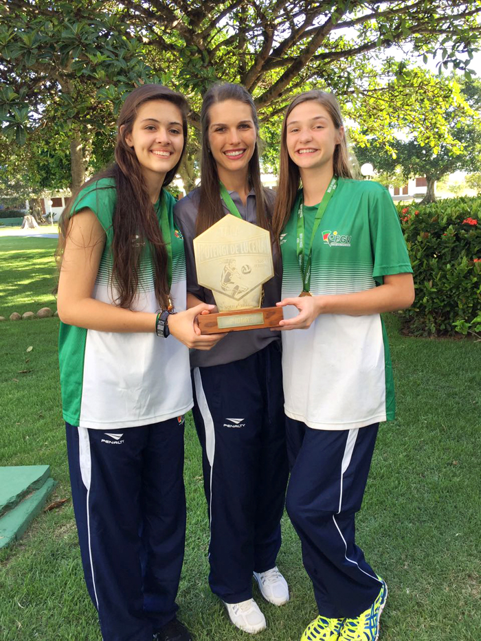 Atletas Vitória Parise e Alana moesch, mais a técnicca Indianara Gonçalves (c), fizeram parte do grupo que conquistou o título do Campeonato Brasileiro de Seleções Infantil Feminino. Foto: Elise Bozzetto 