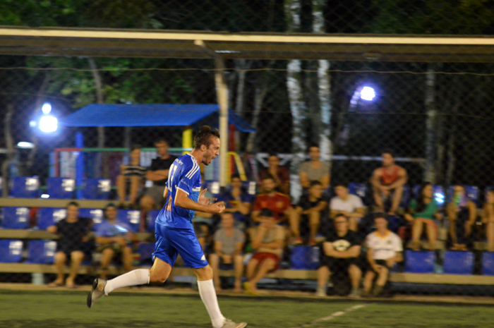 Edo Hendler, do Mercenários FC marcou de cabeça os dois gols de seu time no duelo contra a equipe do Futebolzinho