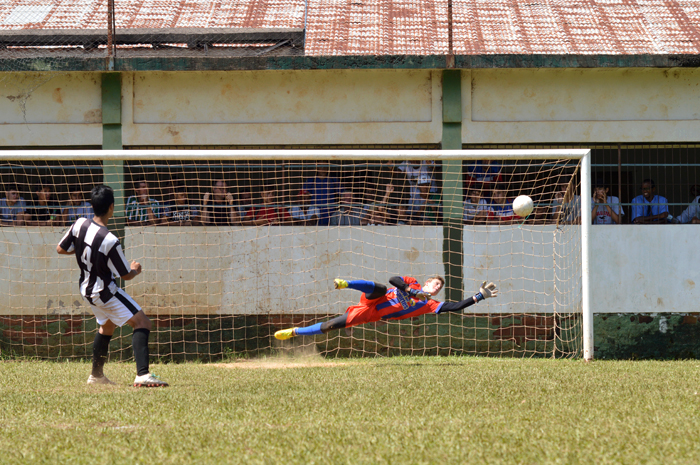 Goleiro Tales defendeu três pênaltis, na decisão e foi o destaque da conquista da categoria 2000. Foto: José Roberto Gasparotto/Revista Encontro com o Esporte/Site www.jrgasparotto.com 