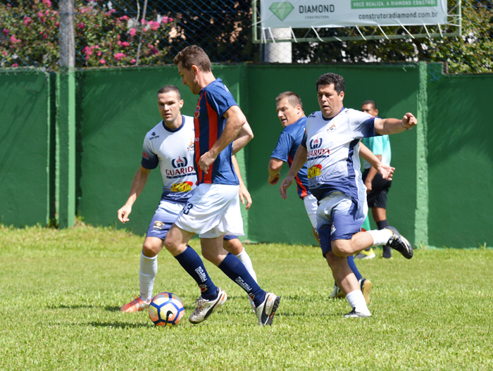 Lucas Decker (e) e Amarildo Cunhga (d), do 100 Pressão, no duelo contra Charles Ivan Anton, do Pampeiro FC