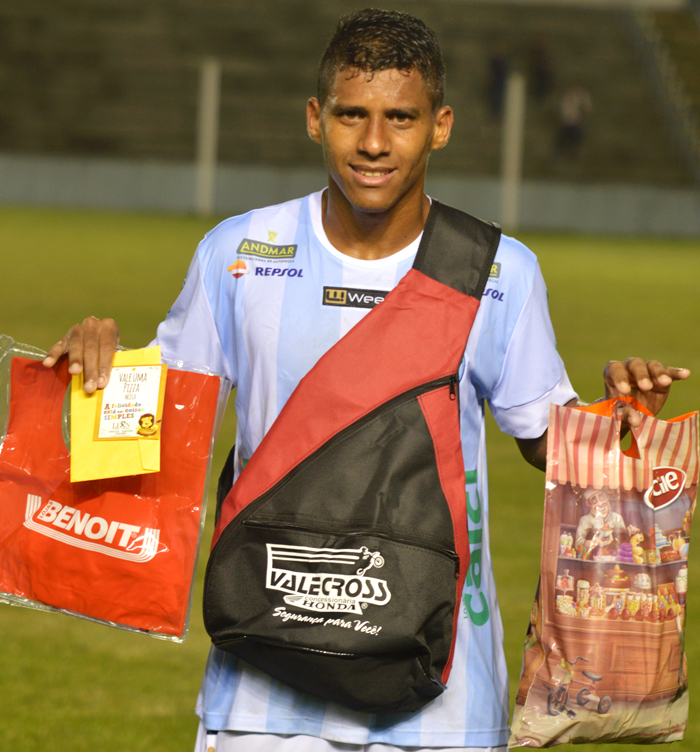 O jogador Eduardo Correia da Silva, o “Dudu”, do Clube Esportivo Lajeadense, foi escolhido o Craque do Jogo, na partida contra o Brasil-Far, na quarta-feira (19), às 20h, no Estádio Alviazul, pela 3ª rodada, do returno da Divisão de Acesso. Dudu marcou o primeiro gol do Alviazul, fez assistências milimétricas para seus companheiros e infernizou o sistema defensivo do elenco serrano. Pela sua atuação, recebeu os brindes da Valecross, Docile, Chef Leon Pizzaria e Benoit, na promoção da revista Encontro com o Esporte e site www.jrgasparotto.com