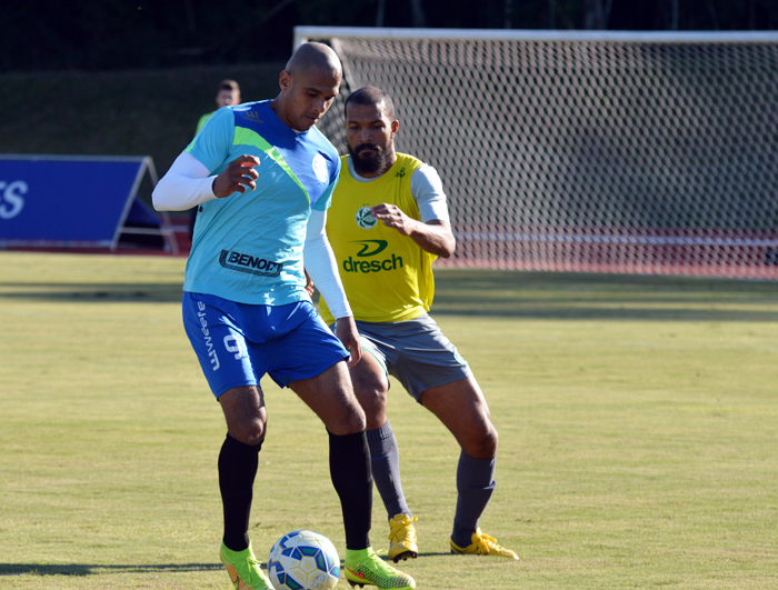 Ícaro (e), marcou o único gol do Lajeadense diante do Juventude de Caxias. 