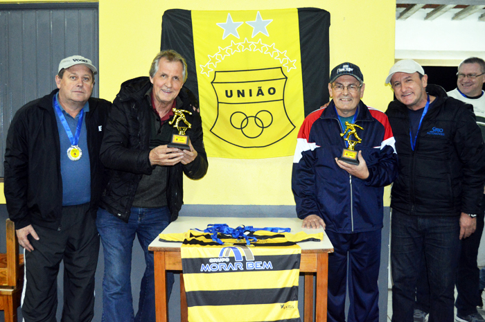 Márcio Gerhardt (e), presidente do união, ao lado da dupla campeã, Valmor Renner e Celso Prass e de Sírio Pereira Duarte (d), organizador do campeonato. 