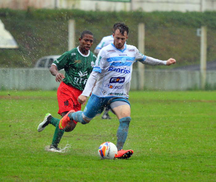 Juninho Pavi realizou boa partida na lateral direita. Foto: José Roberto Gasparotto. 