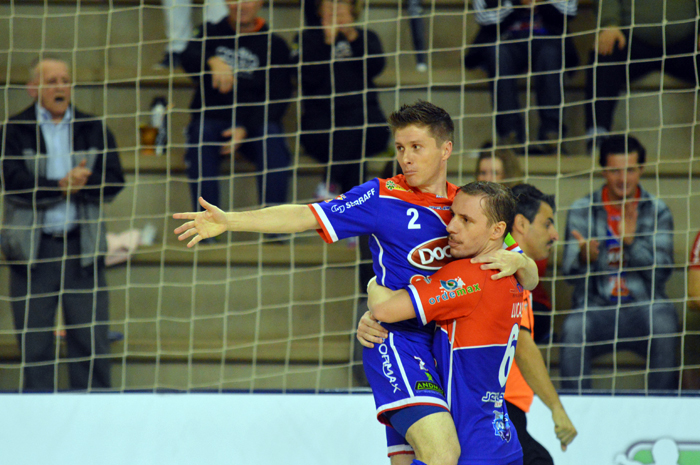 Tininho (e) marcou um dos gols da alaf na inesperada derrota para o São Paulo. Foto: José Roberto Gasparotto. 