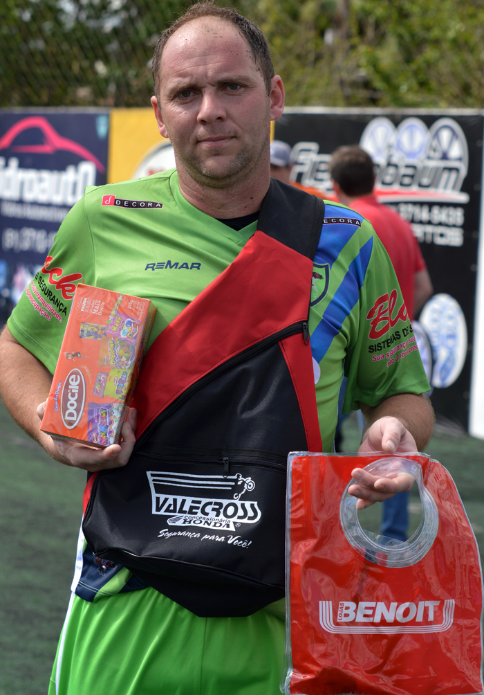 O jogador Ismael Black, do Renegados FC/Ótica Brasil, foi escolhido o Craque do Jogo, no duelo contra o Alcatraz/Marciano multimarcas, no feriado de 20 de setembro, no interno de minifutebol do Clube Esportivo Sete de Setembro – Copa Sete/STR/CBM. Seu time não teve um bom primeiro tempo. O adversário se aproveitou e rondou a área do Renegados, que só não levou gols, graças as grandes defesas do goleiro Ismael. Pela sua atução, levou os brindes da Valecross, Docile e Benoit, na promoção com a revista Encontro com o Esporte e site www.jrgasparotto.com