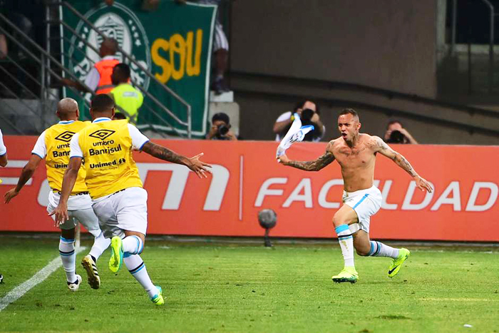 Everton marcou o gol que classificou o Grêmio na semifinal da Copa do Brasil 2016. Foto: Sérgio Barzagni/Gazeta Press. 