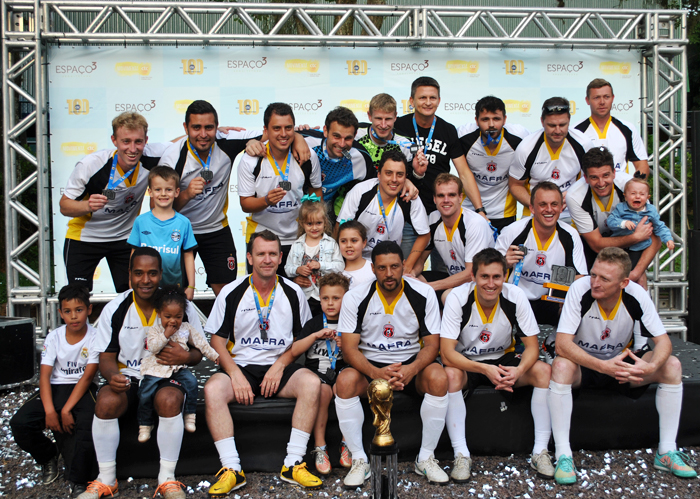 AC Banguzinho/Posto Universitário com a taça de campeão da série Ouro da Primeira Divisão