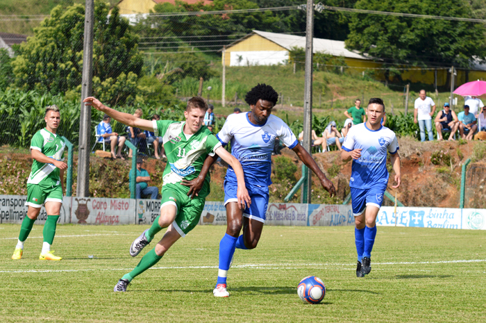 Zé Negão (c), do 25 de Julho, teve muito trabalho para segurar o veloz ataque do Juventude de Werstfália