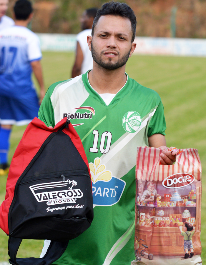 O jogador Gilberto Torbes Junior, o “Juninho”, do Esporte Clube Juventude, de Westfália, foi escolhido o Craque do Jogo, no duelo contra a equipe do 25 de Julho de Cruzeiro do Sul, na partida que garantiu seu time na final do Regional Certel Sicredi 2016, na tarde de domingo (20). Juninho é o articulador de seu time, com as principais jogadas de ligação com o ataque passando pelos seus pés. O gol do Juventude teve origem em uma jogada sua. Pela sua atução, Torbes Junior levou os brindes da Valecross e Docile, na promoção com a revista Encontro com o Esporte e site www.jrgasparotto.com 