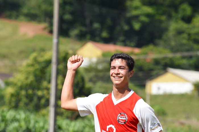 Jogador Guilherme Machado, do Navegantes, comemora seu gol diante do 11 Amigos de Poço das Antas, pela categoria de aspirantes