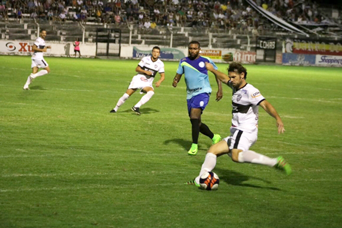 Marquinhos (c) deu o passe para o gol do Lajeadense diante do Santa Cruz. Foto: Bruno Pedry/Gazeta 