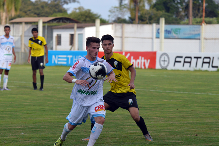 Dieguinho (e), não teve uma boa atuação no duelo contra o Novo Horizonte, sofrendo marcação em cima do lance. Foto: José Roberto Gasparotto. 