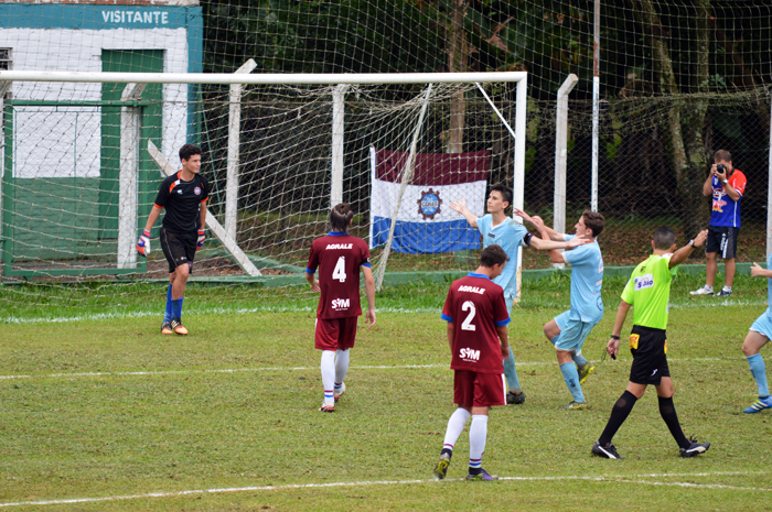 Gonzalo Fornari comemora o gol anotado em cobrança de penalidade máxima.