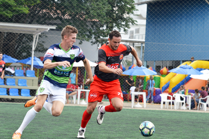 Maikel Kalkmann (e), do Renegados FC/Ótica Brasil, marcou os três gols de seu time na vitória contra o Cervejetarianos FC/Ibasa