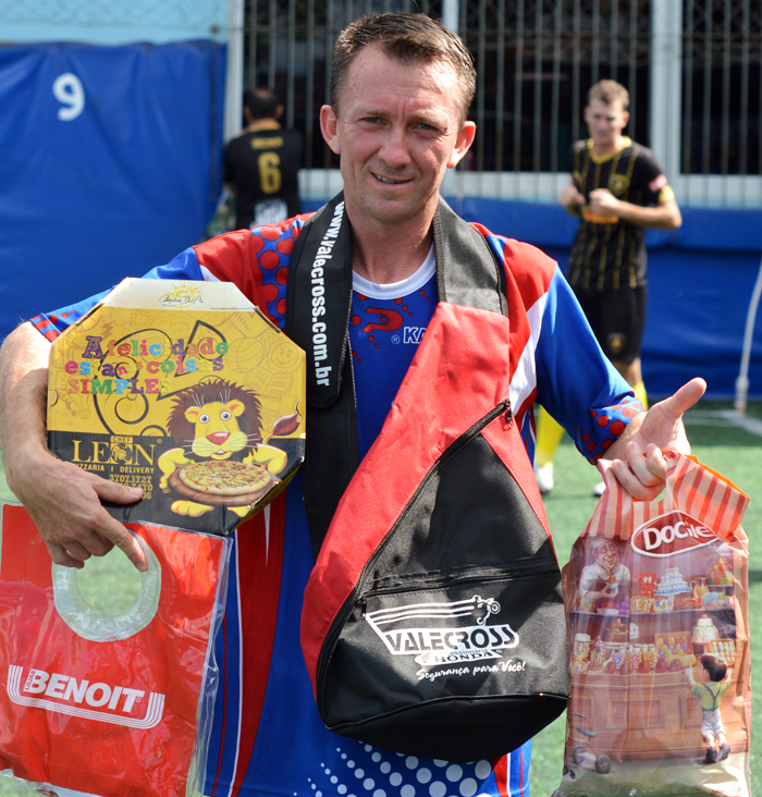 O jogador Renato Klering, o “Renatinho”, da equipe do Kamikazi FC, foi escolhido o Craque do Jogo, no feriado do Dia de Tiradentes, no interno de minifutebol do Clube Esportivo Sete de Setembro – Copa Sete/STR/CBM. A “fera” deixou sua marca de artilheiro em três oportunidades, na goleada diante do time do Debilitados FC. Com o resultado, o Kamikazi assumiu a liderança isolada da Segunda Divisão. Pela sua atuação, recebeu os brindes da Docile, Valecross, Benoit e Chef Leon Pizzaria, na promoção com a Revista Encontro com o Esporte e site www.jrgasparotto.com