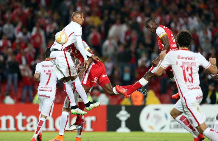 Mosquera subiu sozinho para fazer o gol para o Santa Fe. Foto: Fernando Vegara/AP. 